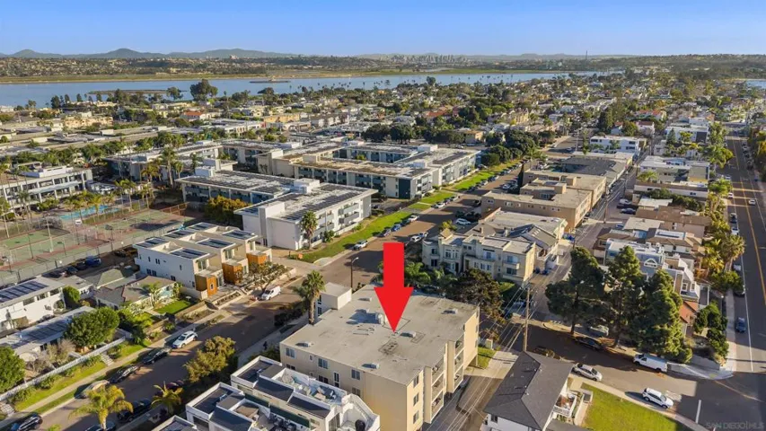 Walking distance to the bay