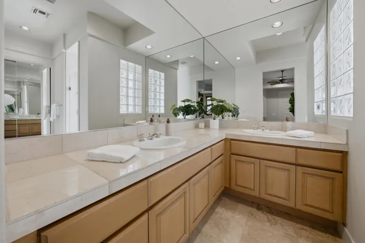 Casita Bath and closet