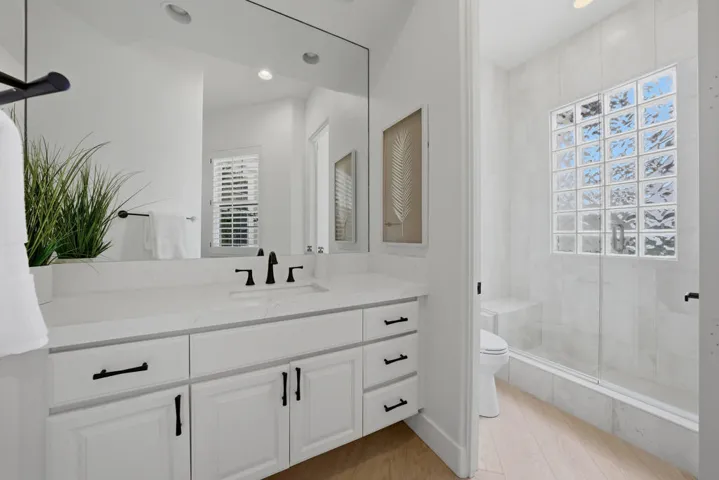 Offfice/den bath