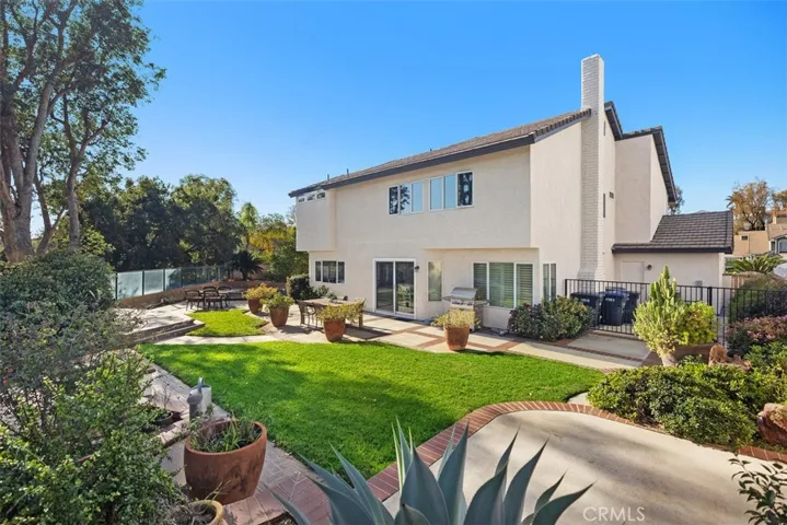 Side yard offers fence off dog run