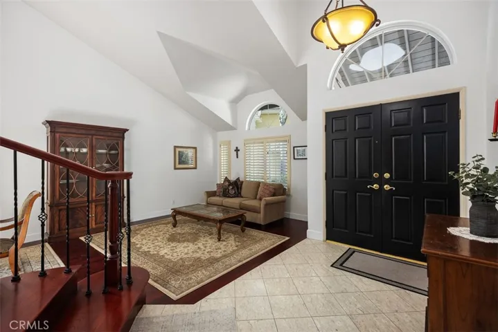 Tall ceiling making it very open and spacious !