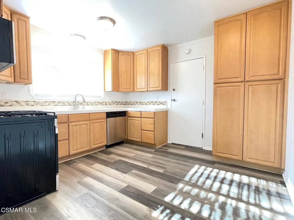 4881 Muirwood Court E, Simi Valley, California 93063 home-pic-7