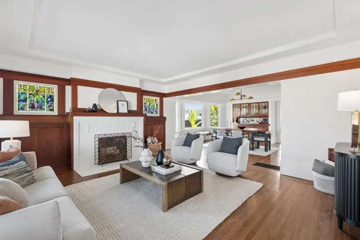 WELCOMING LIVING ROOM