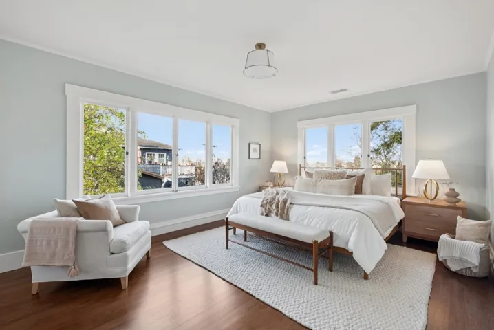 SPACIOUS UPPER BEDROOM - LARGE WALK IN CLOSET