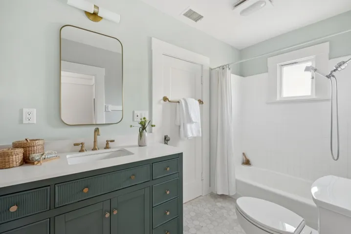 UPPER LEVEL BATHROOM