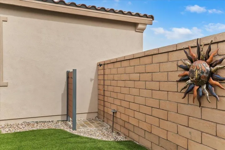 37-outdoor Shower