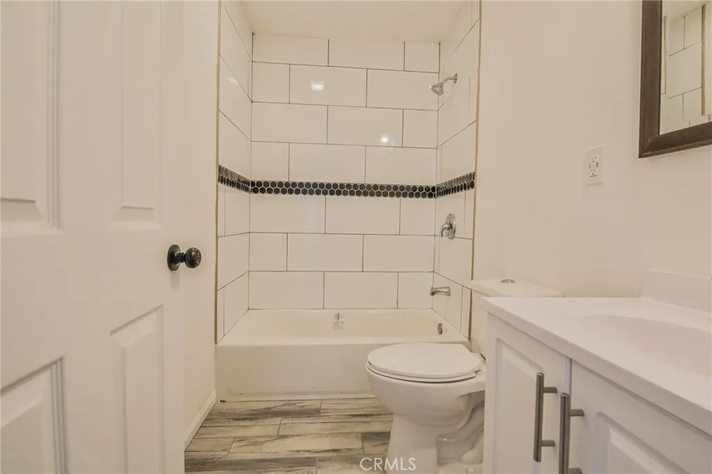 1404 E 87th Place, Los Angeles, California 90002 home-pic-18