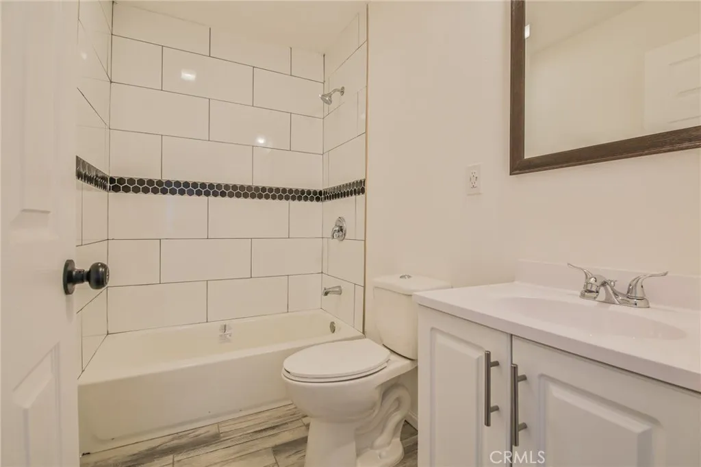 1404 E 87th Place, Los Angeles, California 90002 home-pic-17