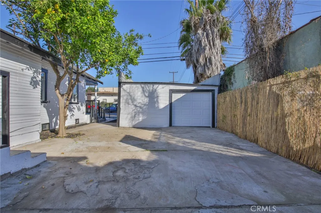 1404 E 87th Place, Los Angeles, California 90002 home-pic-26