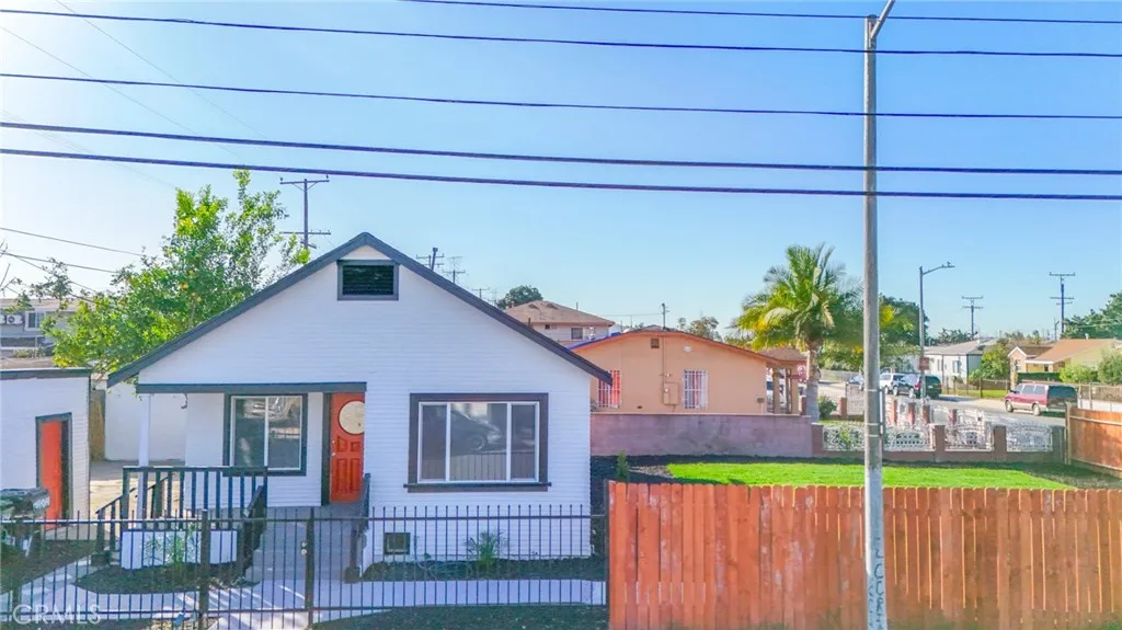 1404 E 87th Place, Los Angeles, California 90002 home-pic-2