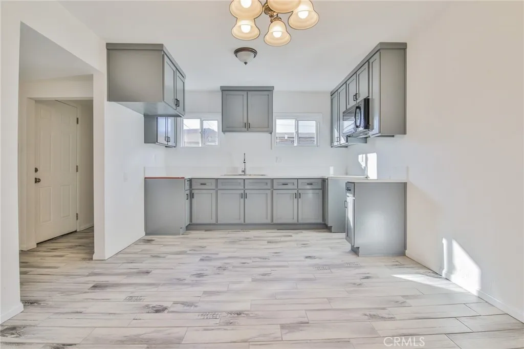 1404 E 87th Place, Los Angeles, California 90002 home-pic-8