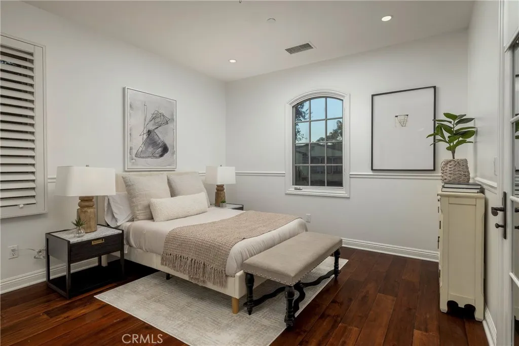 Additional bedroom 1 / direct balcony access