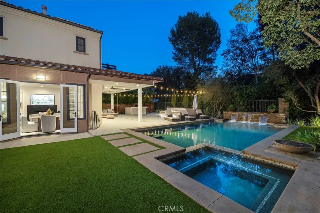 Oversized yard with pool & Jacuzzi