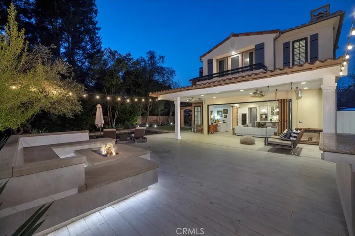 Entertainer's delight / sitting area with fire pit
