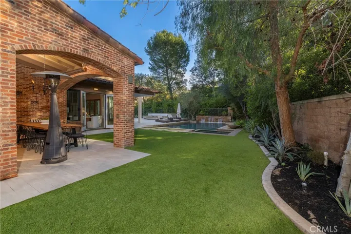 Generous side yard