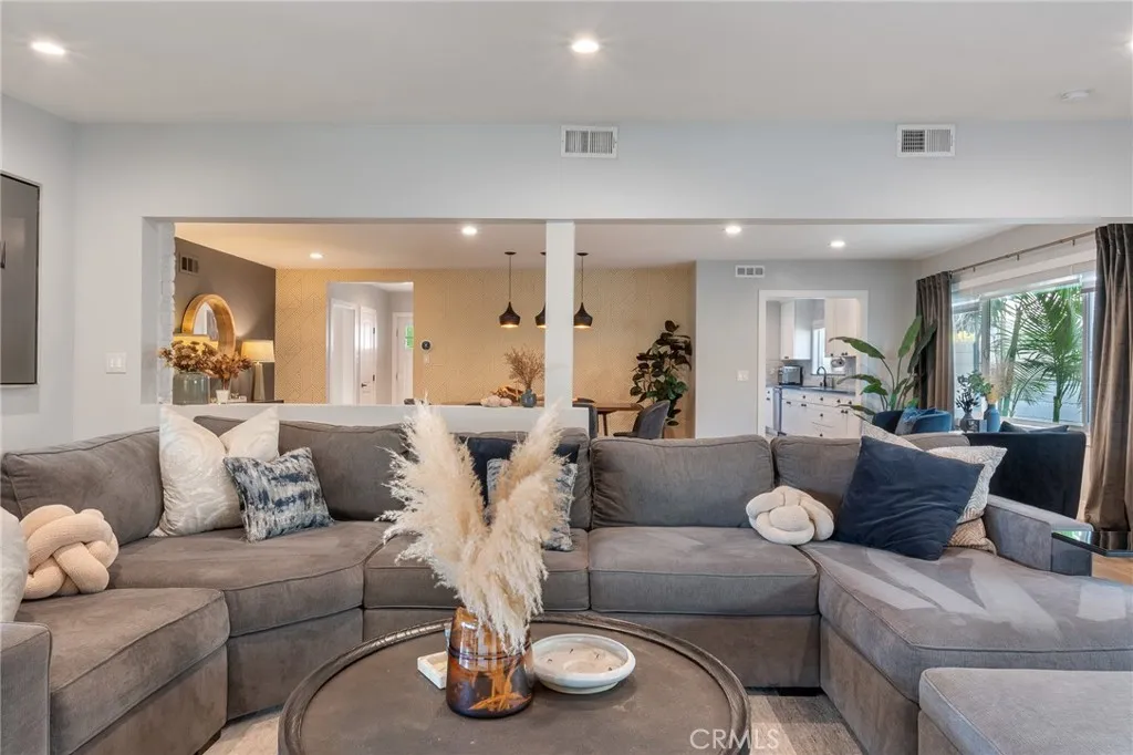 7316 Colbath, Van Nuys, California 91405 home-pic-15