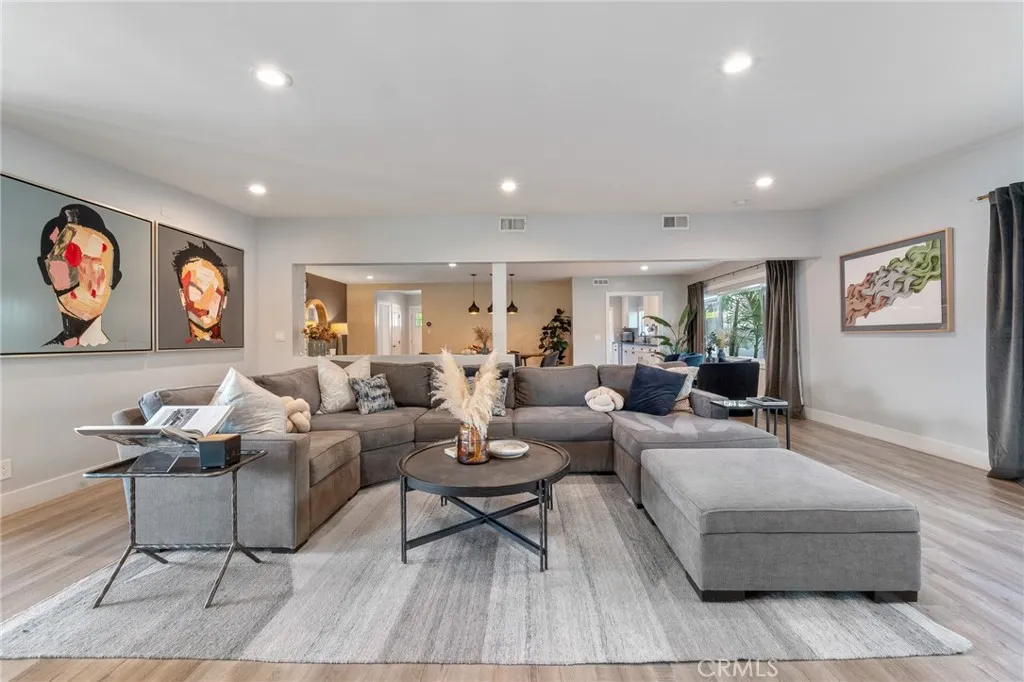 7316 Colbath, Van Nuys, California 91405 home-pic-12