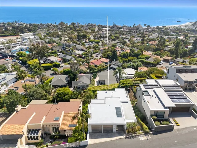 The home’s enviable location provides easy access to world-renowned beaches, scenic parks, and the acclaimed restaurants, cafés, galleries, and shops that define Laguna Beach living.