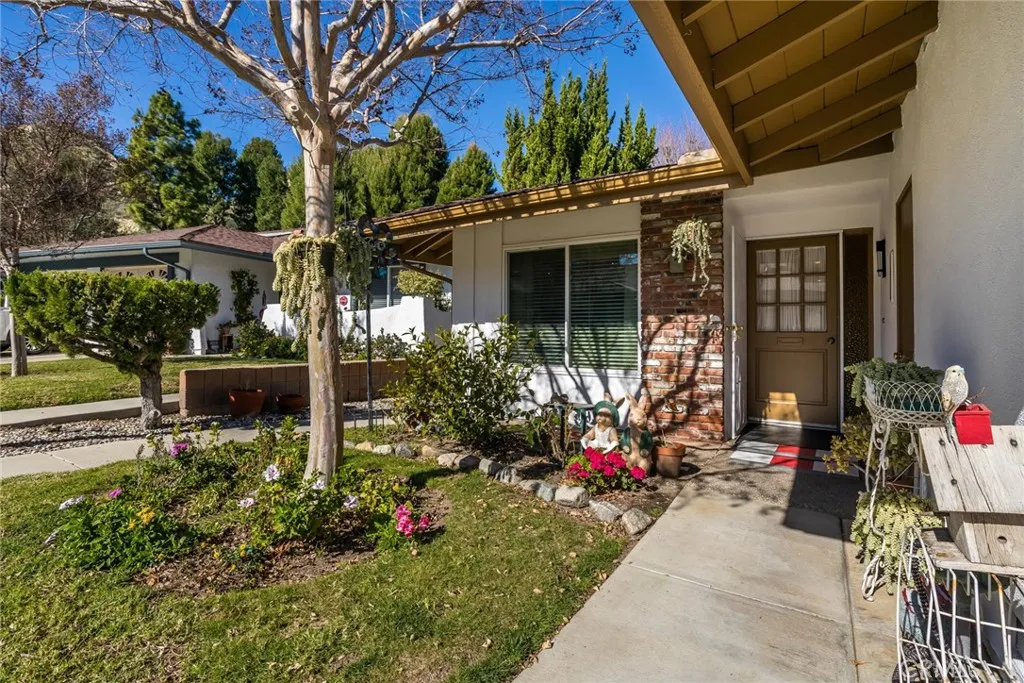 26856 Oak Branch Circle, Newhall, California 91321 home-pic-2