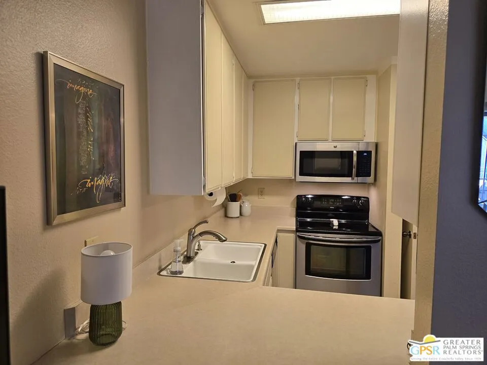 470 S Calle Encilia B2, Palm Springs, California 92262 home-pic-15