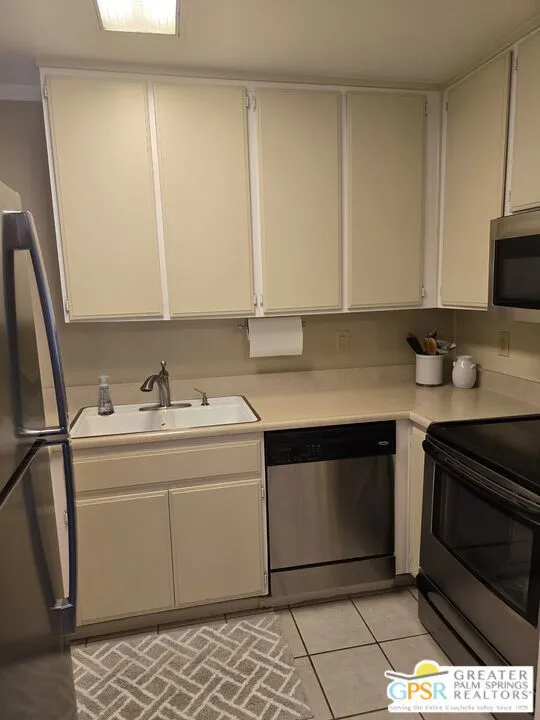 470 S Calle Encilia B2, Palm Springs, California 92262 home-pic-13