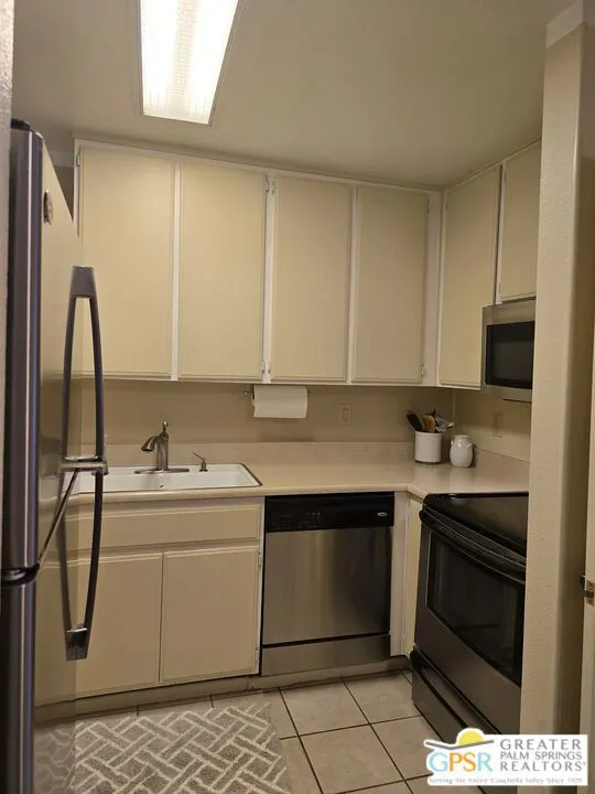 470 S Calle Encilia B2, Palm Springs, California 92262 home-pic-16