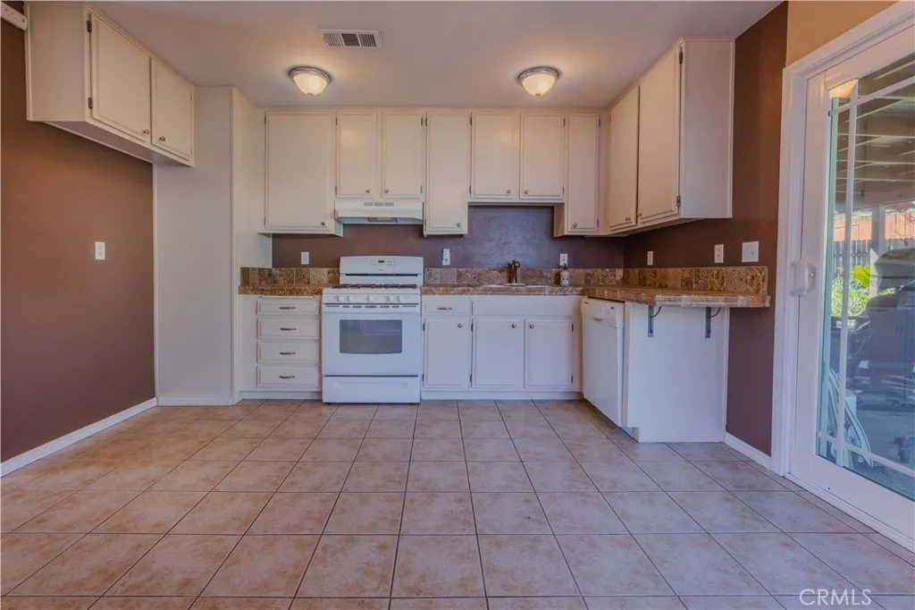 1103 Roosevelt, Lake Elsinore, California 92530 home-pic-2