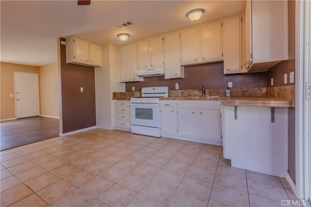 1103 Roosevelt, Lake Elsinore, California 92530 home-pic-3