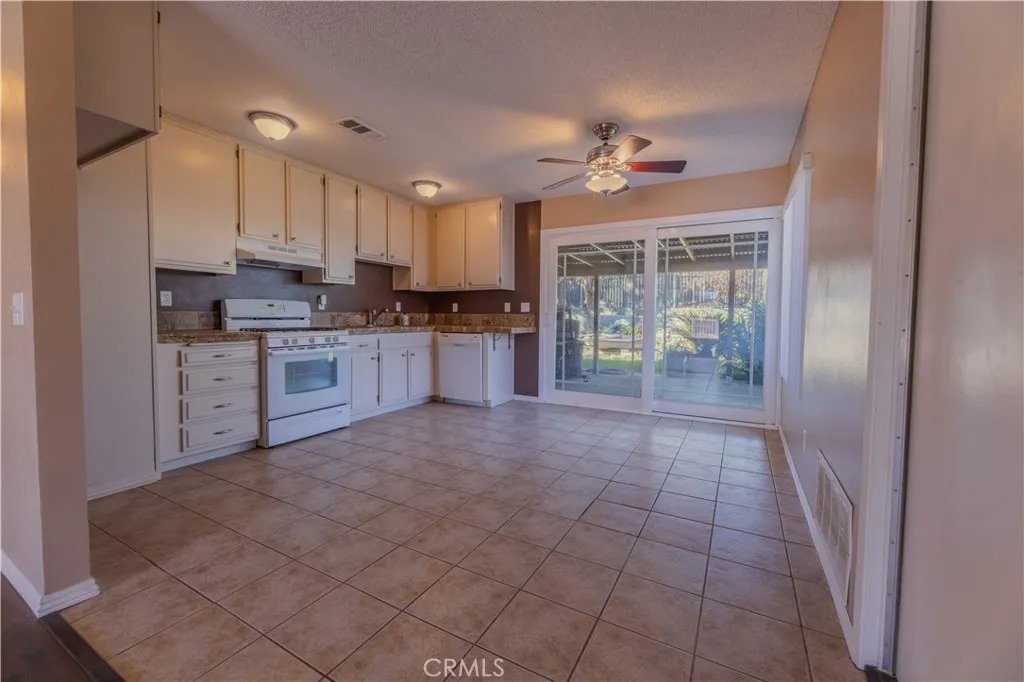 1103 Roosevelt, Lake Elsinore, California 92530 home-pic-10
