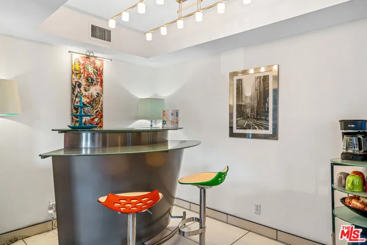 Eat-in Kitchen/Bar Area