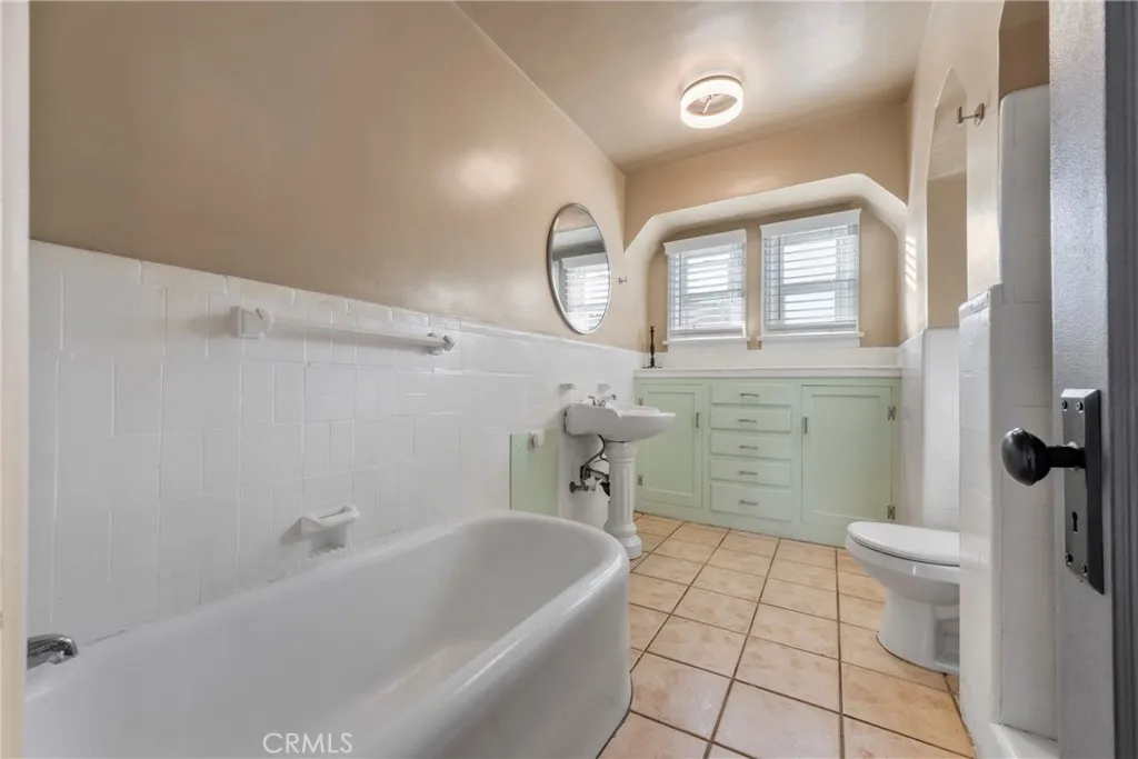 1946 W 85th, Los Angeles, California 90047 home-pic-22