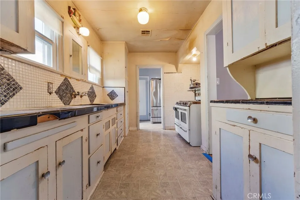 1946 W 85th, Los Angeles, California 90047 home-pic-12