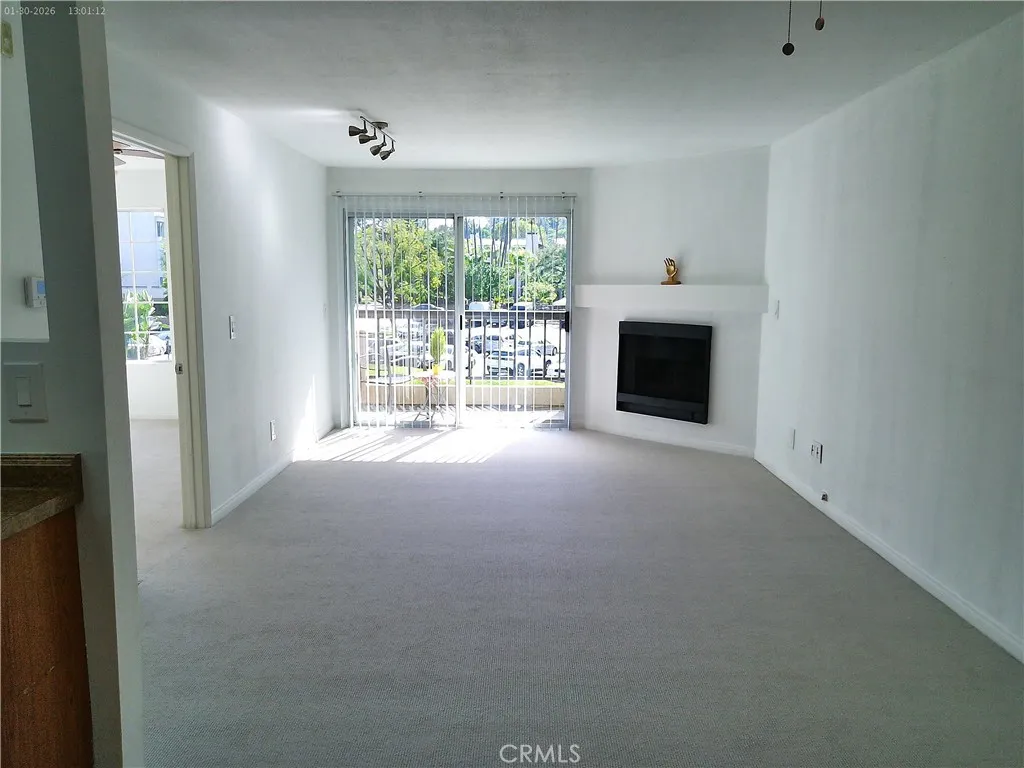 21500 Burbank 222, Woodland Hills, California 91367 home-pic-5