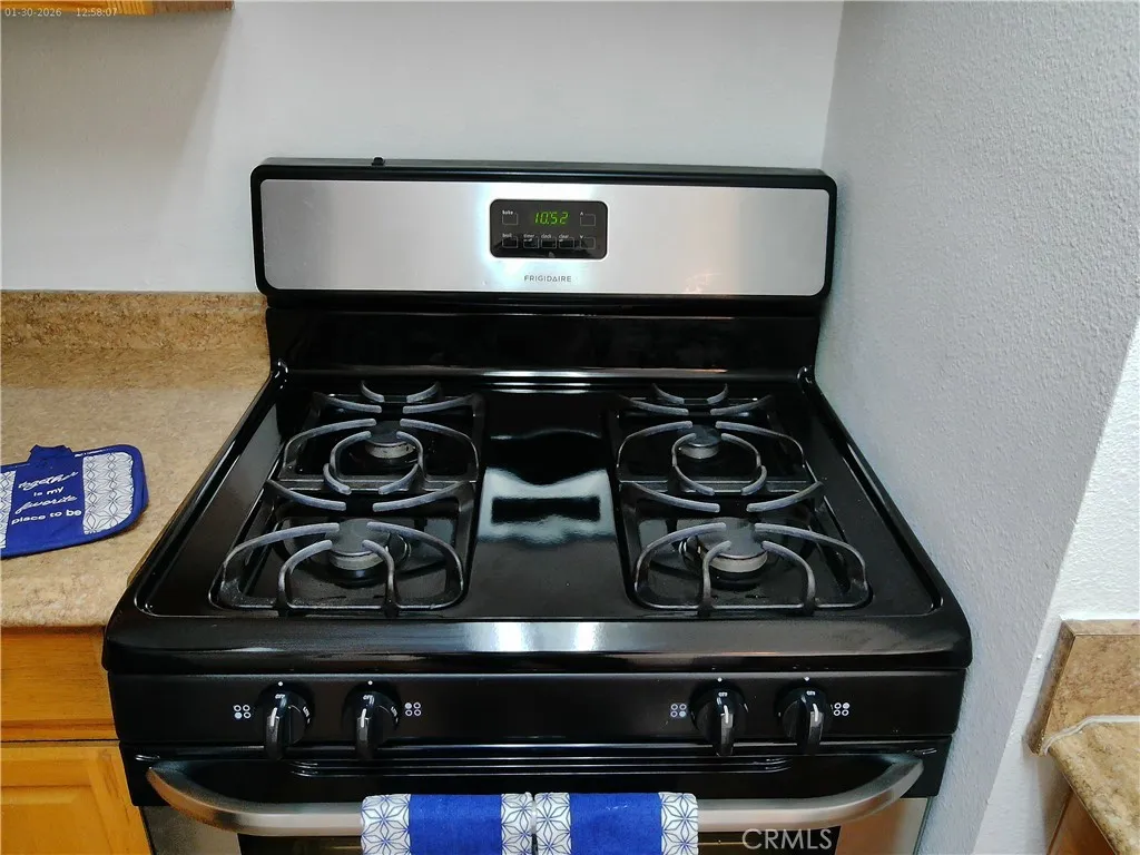 21500 Burbank 222, Woodland Hills, California 91367 home-pic-14