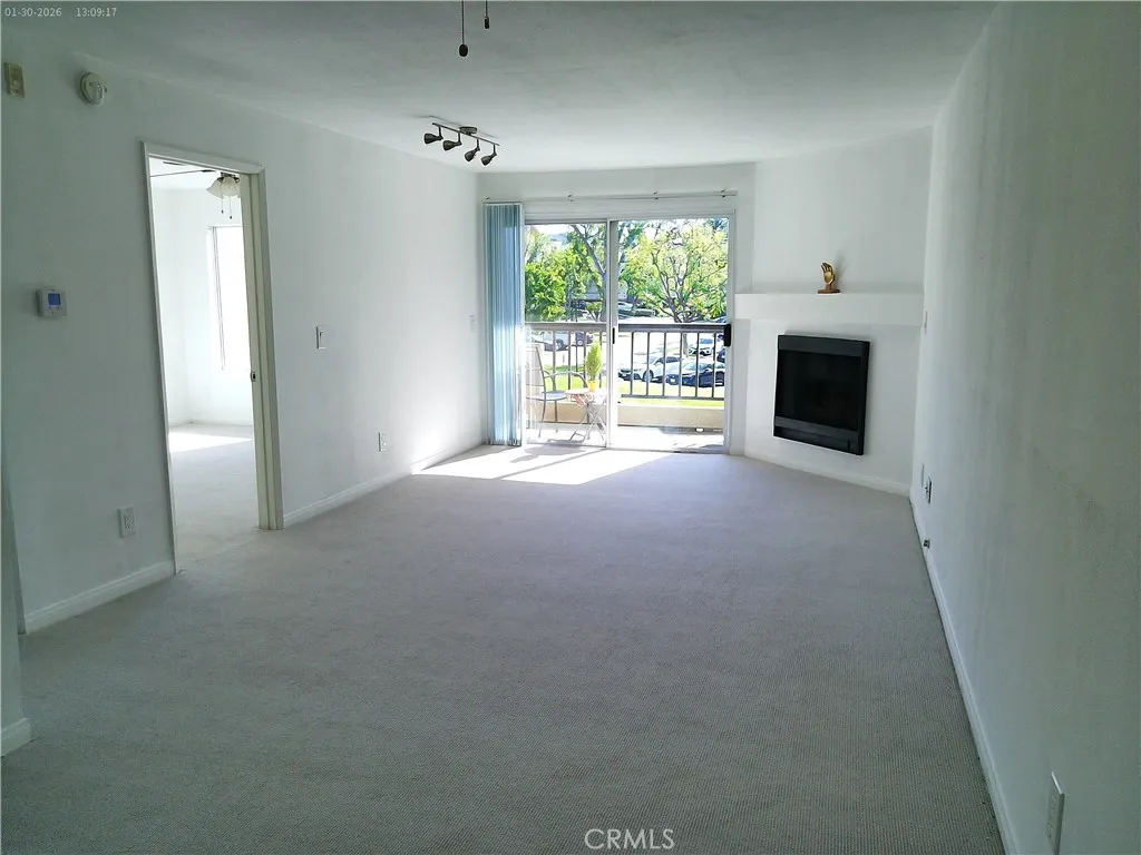 21500 Burbank 222, Woodland Hills, California 91367 home-pic-9