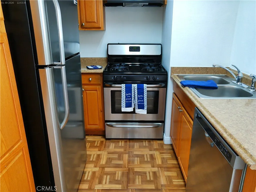 21500 Burbank 222, Woodland Hills, California 91367 home-pic-13