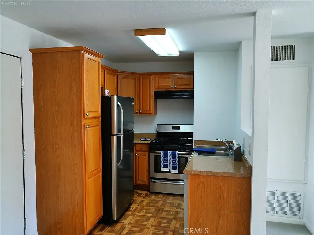 21500 Burbank 222, Woodland Hills, California 91367 home-pic-12