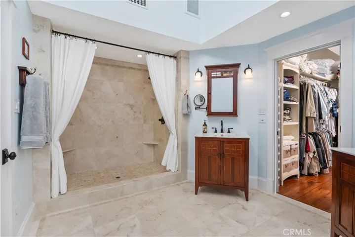 MASTER WALK-IN SHOWER