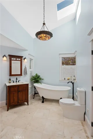 SPA SOAKING TUB IN MASTER BATH
