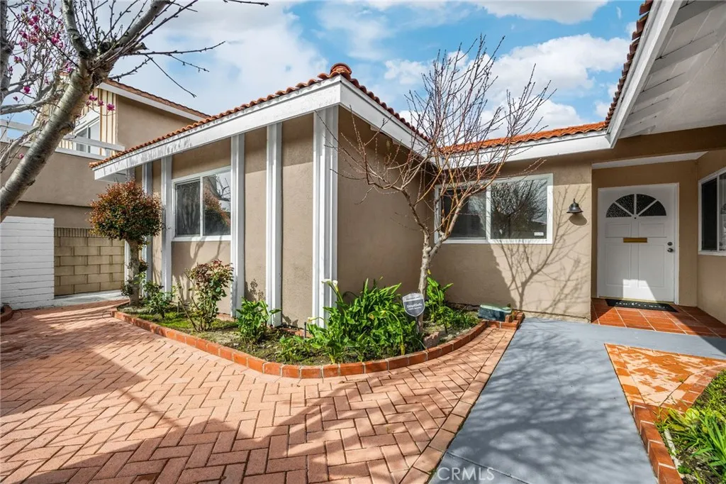 6781 Bridgewater, Huntington Beach, California 92647 home-pic-3
