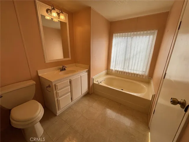 Main bathroom with garden bathtub.