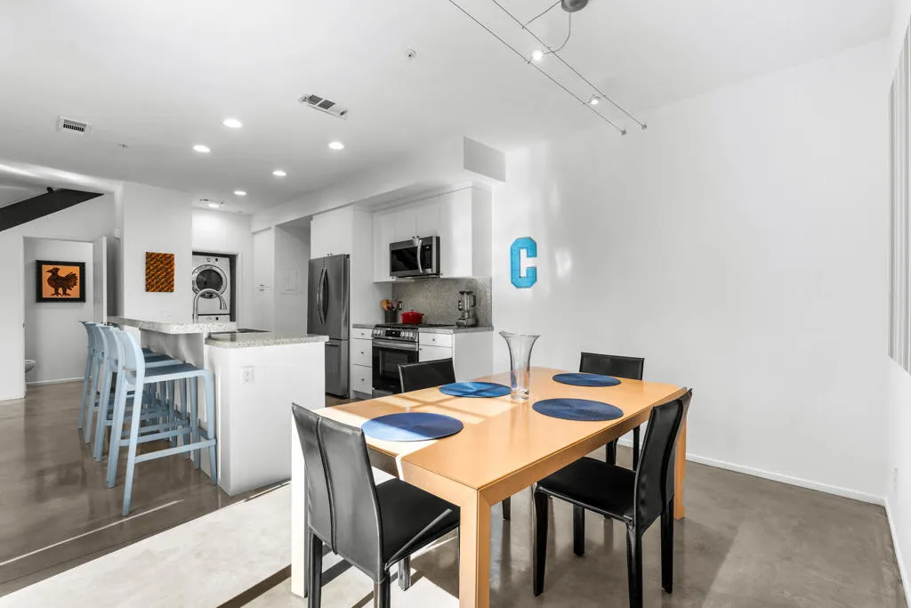 677 E Arenas Road, Palm Springs, California 92262 home-pic-17