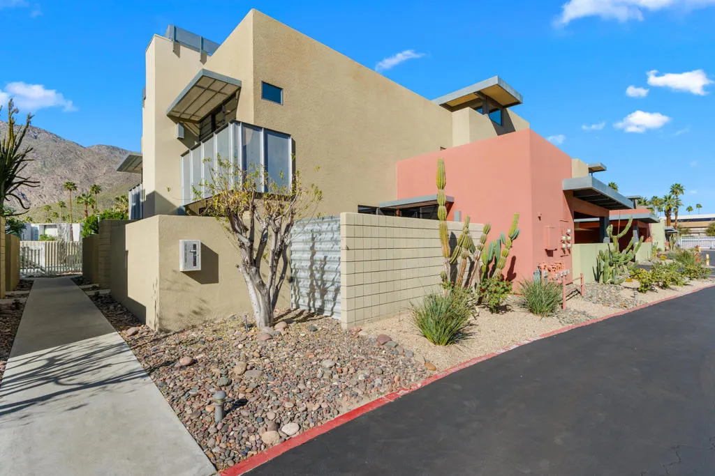 677 E Arenas Road, Palm Springs, California 92262 home-pic-40