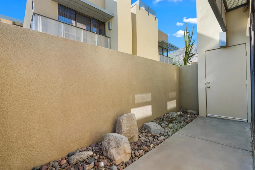 677 E Arenas Road, Palm Springs, California 92262 home-pic-37