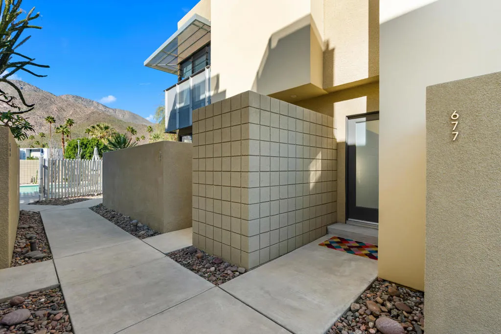 677 E Arenas Road, Palm Springs, California 92262 home-pic-39