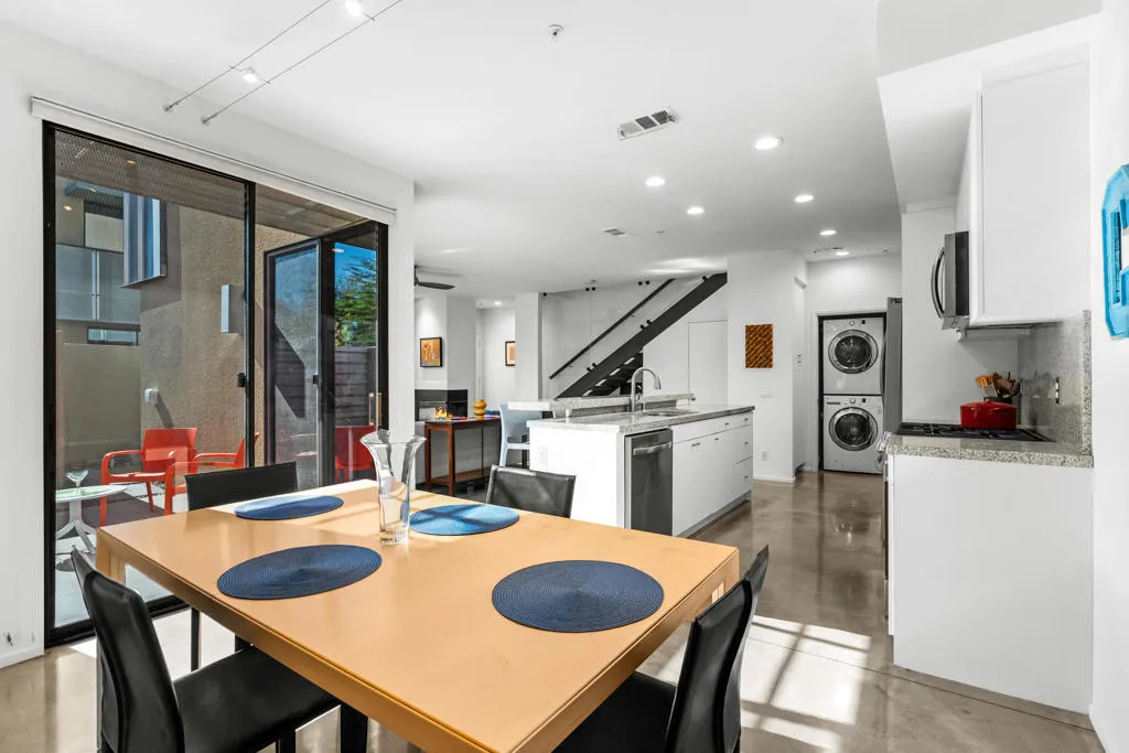677 E Arenas Road, Palm Springs, California 92262 home-pic-16