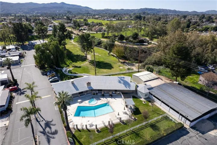 Pool, clubhouse, golf course!