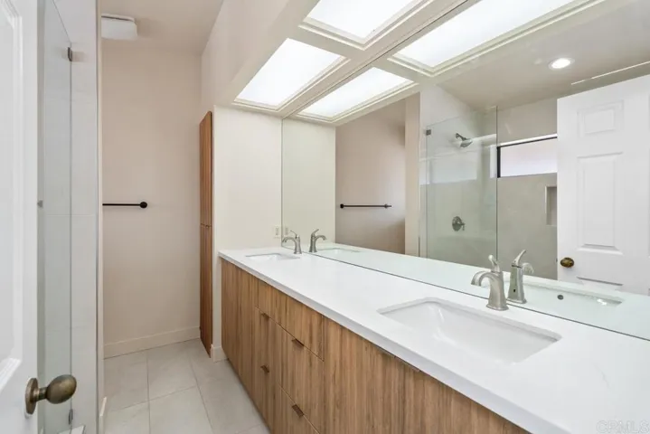 Primary bedroom bathroom