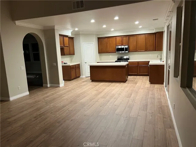 KITCHEN WITH WALK-IN QPANTRY