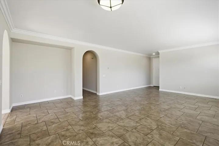 LIVING/DINING ROOM WITH 9 FOOT CEILINGS THROUGHOUT.
